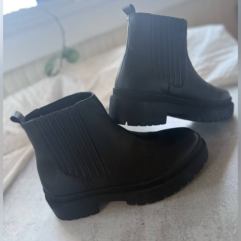Classic Black Chelsea Lug-sole Ankle Boots